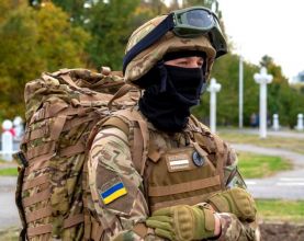 Боєць з амуніцією та додатковим навантаженням